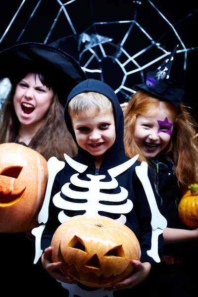 Drie kinderen in Halloween-kostuums — Stockfoto