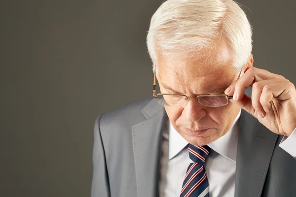 Senior man looking through eyeglasses — Stock Photo, Image