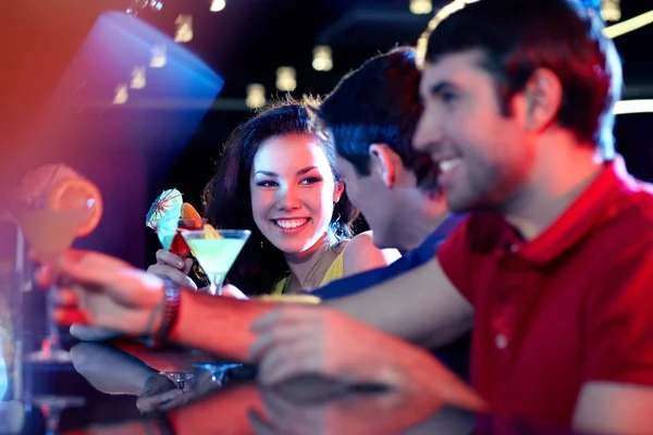Personnes buvant des cocktails au bar . — Photo