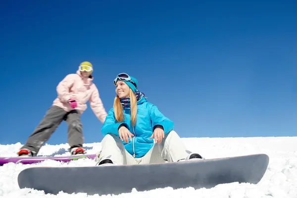 Snowboarders descansando no topo de uma montanha — Fotografia de Stock