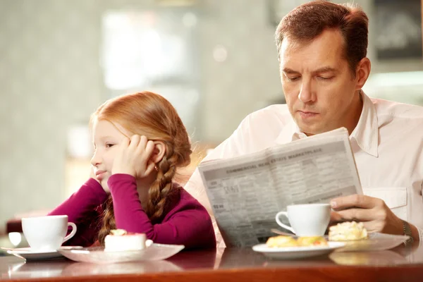 Menina sentada de volta para seu pai — Fotografia de Stock