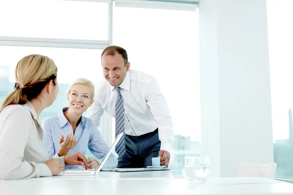 Uomini d'affari che ascoltano il loro collega — Foto Stock