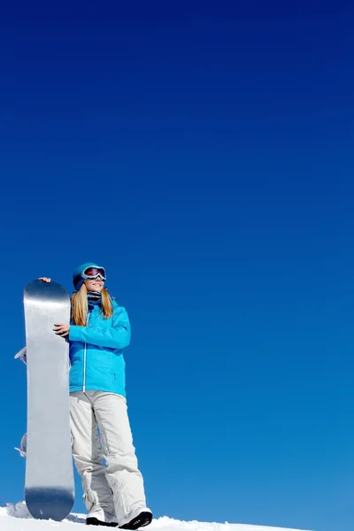 Νεαρή γυναίκα με snowboard — Φωτογραφία Αρχείου