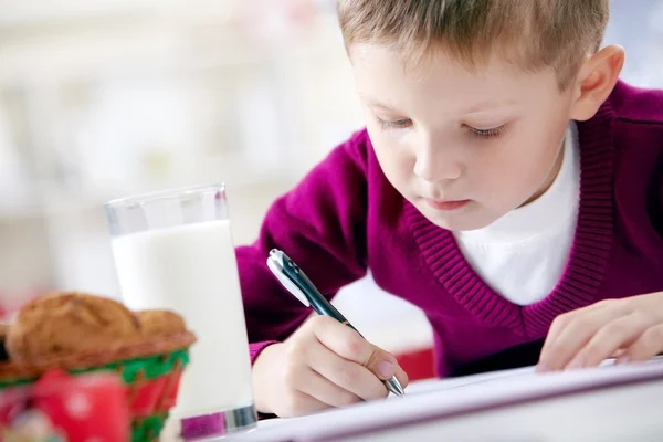 Kleine jongen een brief te schrijven — Stockfoto