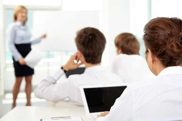 Affärsmän som sitter på seminariet — Stockfoto