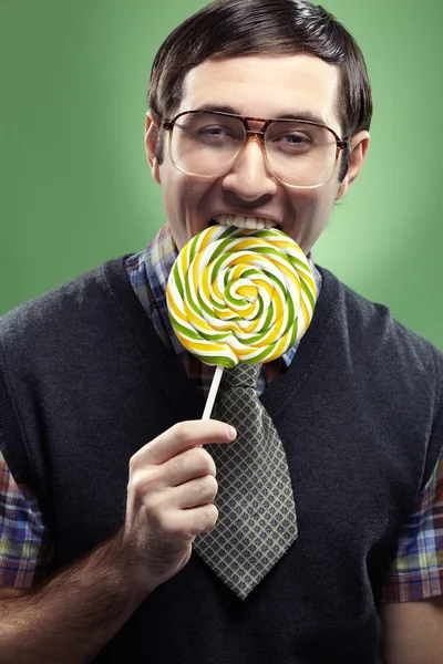 Nerd enjoying his big lollipop — Stockfoto