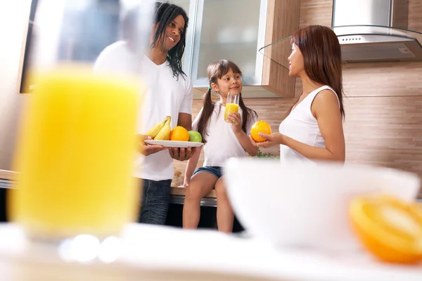 Família comer alimentos saudáveis — Fotografia de Stock