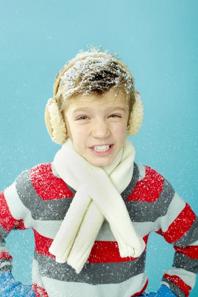 Jongen met sneeuw op zijn hoofd — Stockfoto