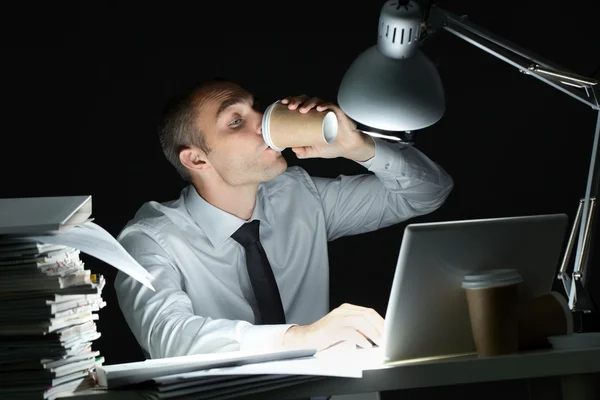 Geschäftsmann trinkt nachts Kaffee — Stockfoto