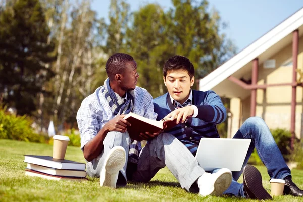 Student zeigt seinem Freund etwas in Buch — Stockfoto