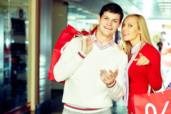 Ein paar Käufer genießen etwas in der Vitrine — Stockfoto