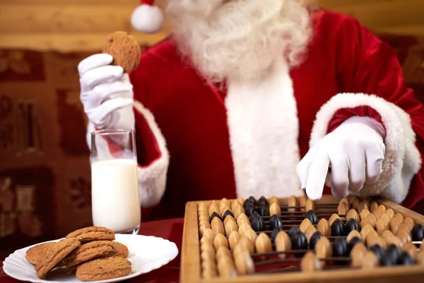 Santa counting Christmas expenses — Φωτογραφία Αρχείου