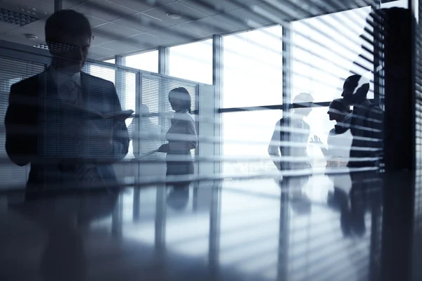 Reflejo de los empresarios que trabajan en el cargo — Foto de Stock