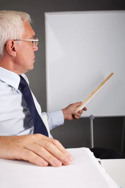 Profesora principal señalando pizarra — Foto de Stock