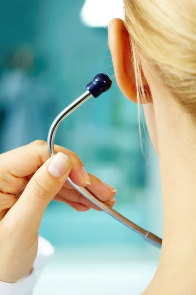 Ženský doktor si obléká stetoskop — Stock fotografie