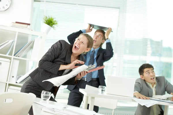 Verängstigte Büroangestellte treffen sich mit Erdbeben — Stockfoto