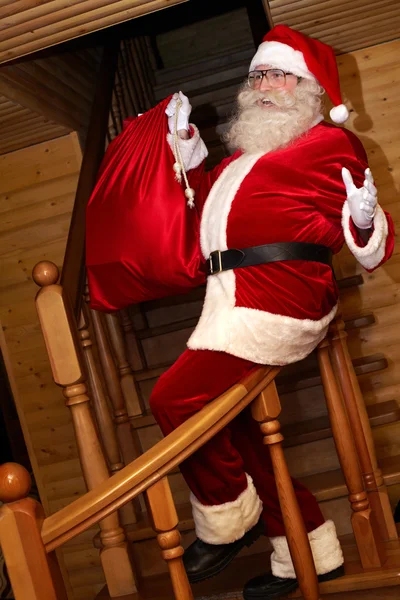 Kerstman met certificaat en cadeauzakje — Stockfoto