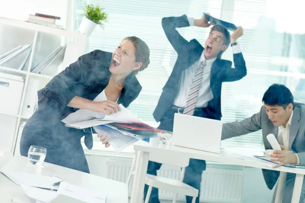 Büroangestellte schreien im Büro im Rauch — Stockfoto