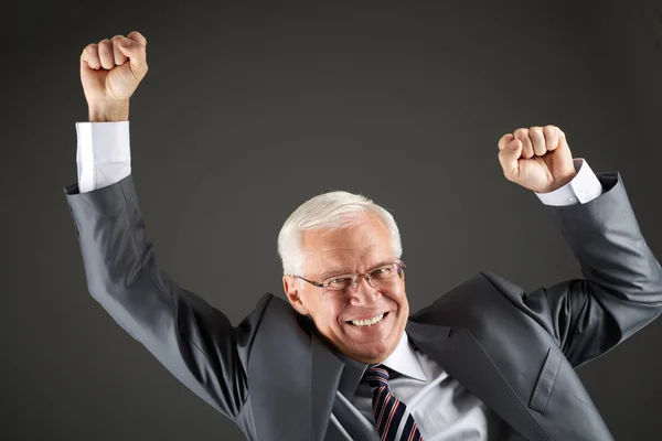Senior-Unternehmer feiert Erfolg — Stockfoto