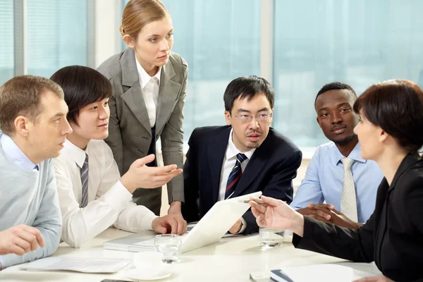 Gruppe von Führungskräften diskutiert Geschäftsstrategie — Stockfoto