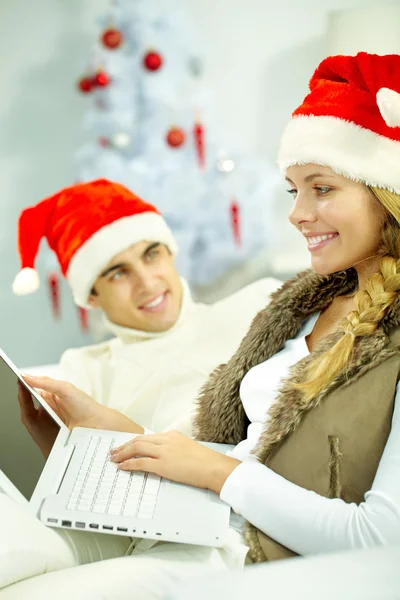 Girl using computer by her boyfriend — Stockfoto