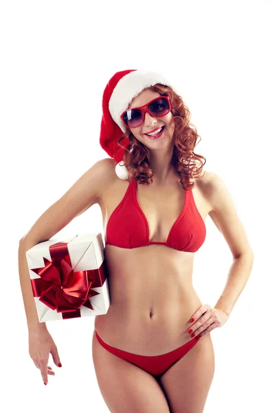 Donna in cappello di Babbo Natale e confezione regalo — Foto Stock