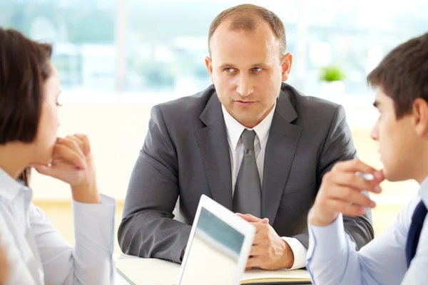 Líder dando una instrucción a sus empleados de oficina — Foto de Stock