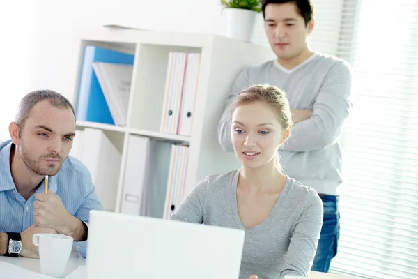 Mensen uit het bedrijfsleven werken op kantoor — Stockfoto