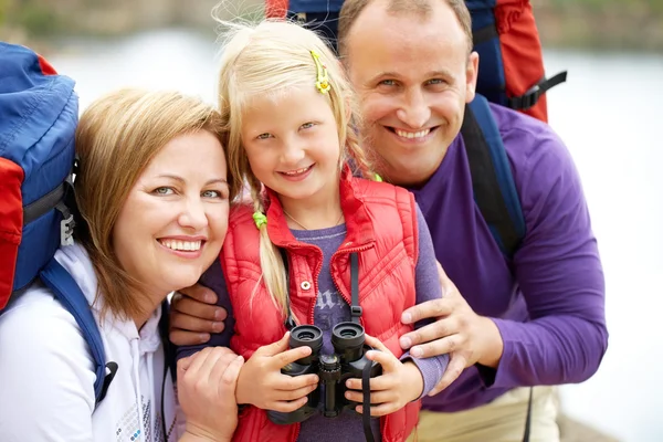 Lächelnde Familie blickt in die Kamera — Stockfoto