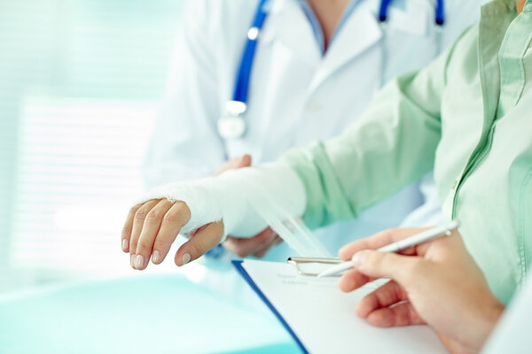 Медицинская процедура со сломанной рукой
 