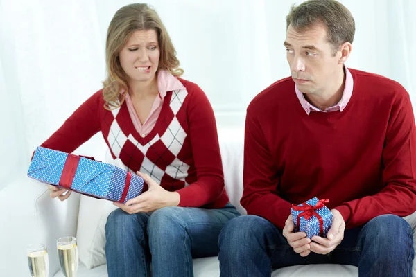 Displeased couple with gift boxes — ストック写真