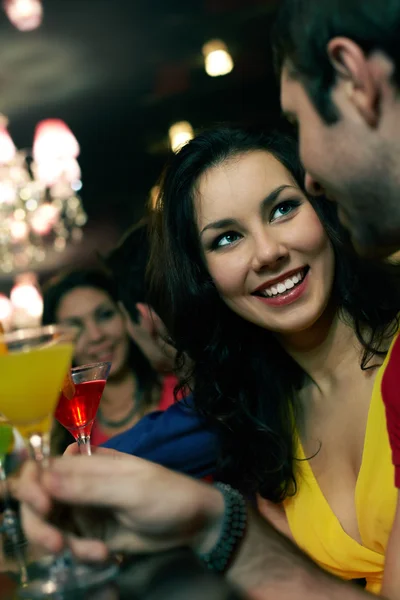 Chica feliz comunicarse con su amigo en el club — Foto de Stock