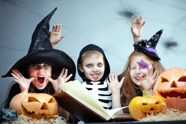 Crianças em vestidos de Halloween fazendo rosto — Fotografia de Stock