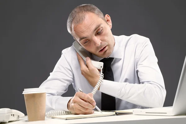 Jonge zakenman bellen — Stockfoto