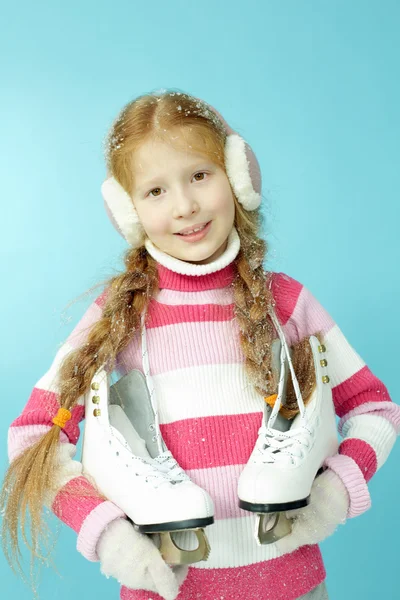 Маленькая девочка держит коньки — стоковое фото