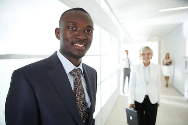 Hombre de negocios sonriente mirando a la cámara — Foto de Stock