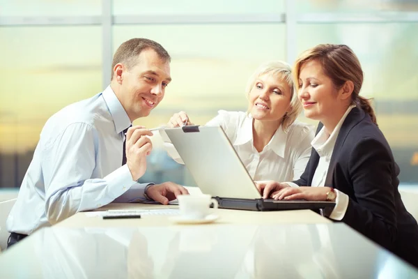 Mensen uit het bedrijfsleven met behulp van de laptop op een vergadering — Stockfoto