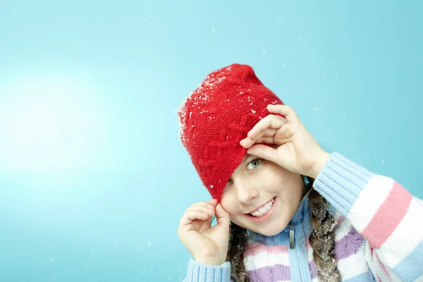 Petite fille en chapeau rouge regardant la caméra — Photo