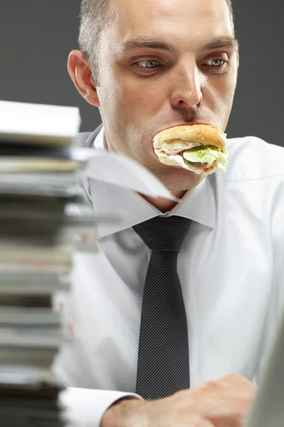 Uomo d'affari mangiare panino — Foto Stock
