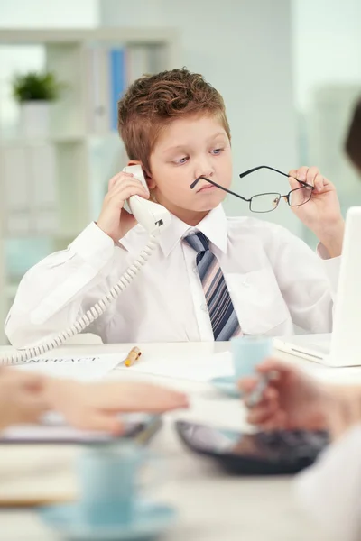 Netter kleiner Junge telefoniert — Stockfoto