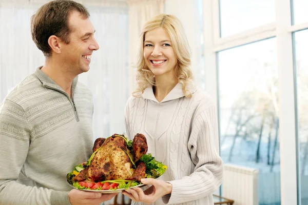 Couple with turkey looking at camera — Stock fotografie