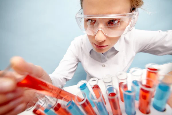 Científico sacando tubos con líquido rojo —  Fotos de Stock