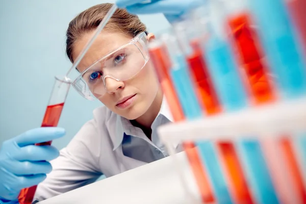 Ernstige vrouw die werkt in het laboratorium — Stockfoto