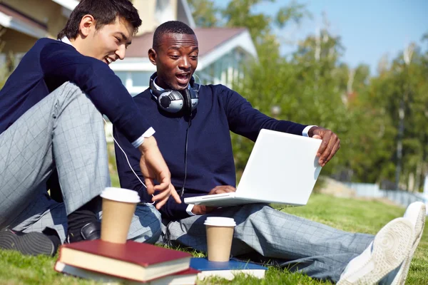 Estudiantes disfrutando de Internet en laptop — Foto de Stock