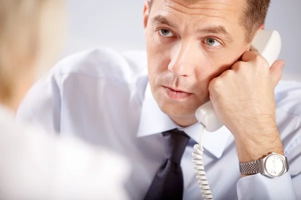 Homem de negócios sério falando por telefone — Fotografia de Stock