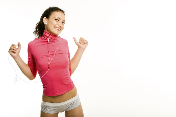 Mujer sonriente escuchando música —  Fotos de Stock