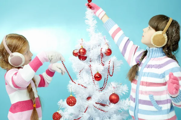 Kinder schmücken Weihnachtsbaum — Stockfoto