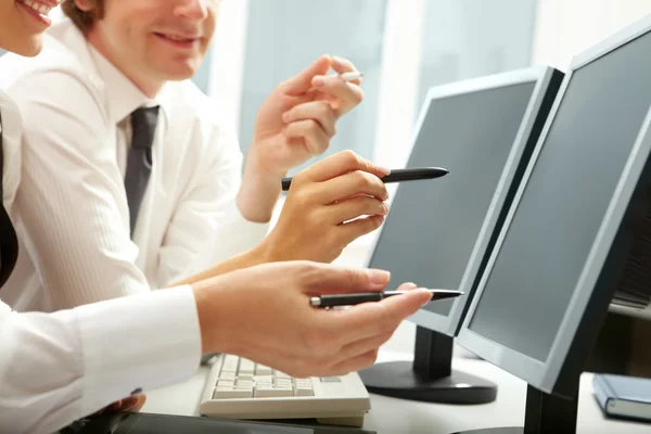 Empresarios que trabajan en computadoras en la oficina —  Fotos de Stock