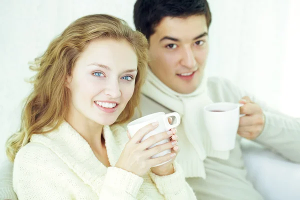 Quente casal bonito beber chá — Fotografia de Stock