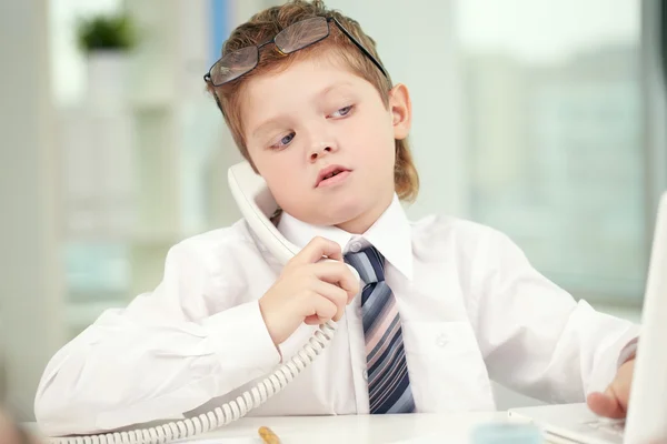 Kleine zakenman praten over de telefoon — Stockfoto